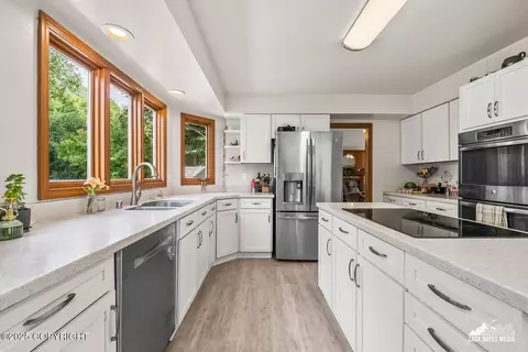 Kitchen - 20206 Constitution Dr, Eagle River, AK 99577 photo 7 of 10