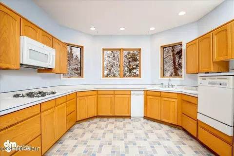 Kitchen - 6550 E 112th Ave, Anchorage, AK 99516 photo 6 of 11