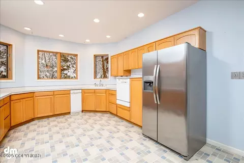 Kitchen - 6550 E 112th Ave, Anchorage, AK 99516 photo 7 of 11