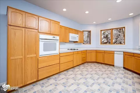 Kitchen - 6550 E 112th Ave, Anchorage, AK 99516 photo 8 of 11