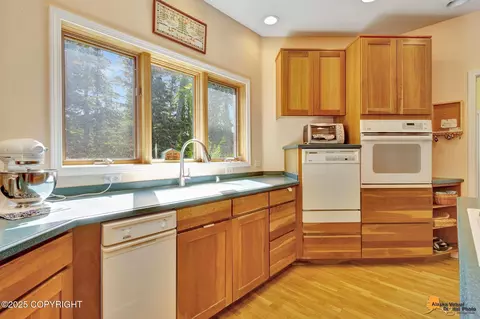 Kitchen - 6550 E 112th Ave, Anchorage, AK 99516 photo 4 of 11