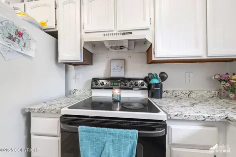 Kitchen - 10175 Nantucket Loop, Anchorage, AK 99507 photo 4 of 4