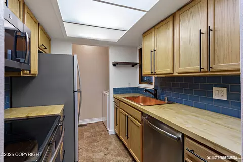 Kitchen - 420 E 56th Ave # 7H, Anchorage, AK 99518 photo 1 of 2