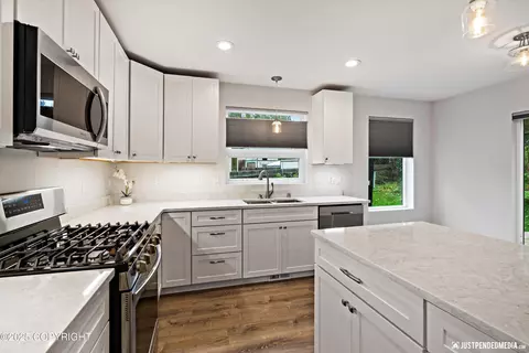 Kitchen - 21049 Sparkle Dr, Chugiak, AK 99567 photo 5 of 7
