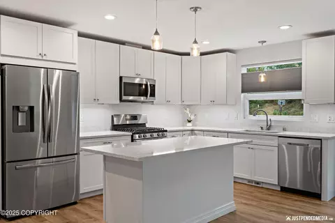 Kitchen - 21049 Sparkle Dr, Chugiak, AK 99567 photo 3 of 7