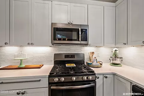 Kitchen - 10208 Preuss Ln, Eagle River, AK 99577 photo 5 of 6