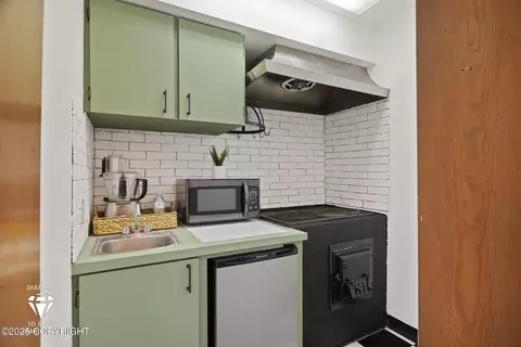 Kitchen - 8301 E 20th Ave, Anchorage, AK 99504 photo 6 of 6