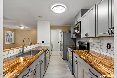 Kitchen - 3601 Raspberry Rd # 1A, Anchorage, AK 99502 photo 2 of 4