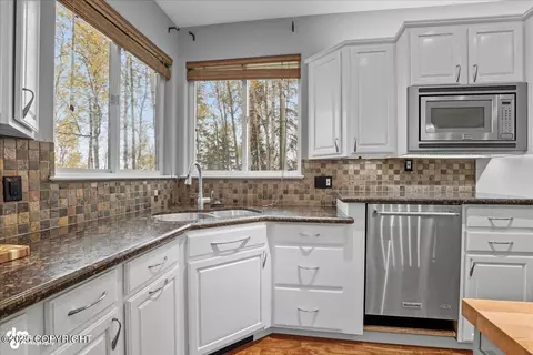 Kitchen - 16915 Yellowstone Dr, Eagle River, AK 99577 photo 3 of 5
