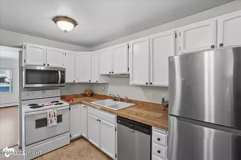 Kitchen - 231 Mccarrey St # 7A, Anchorage, AK 99508 photo 2 of 2