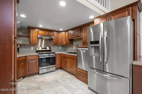 Kitchen - 9304 Biorka Cir, Eagle River, AK 99577 photo 2 of 5