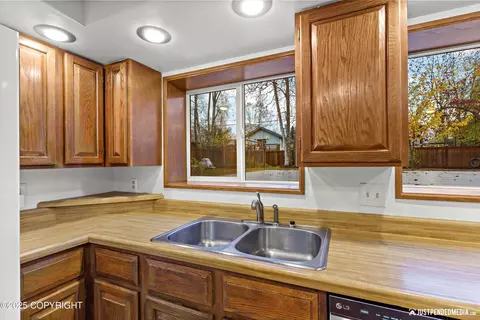 Kitchen - 2820 Wiley Post Ave, Anchorage, AK 99517 photo 3 of 5