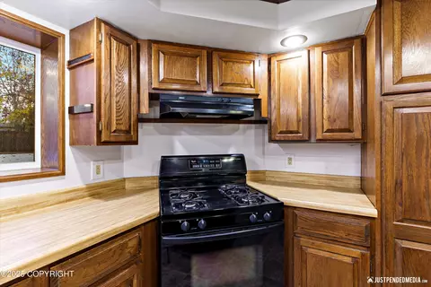Kitchen - 2820 Wiley Post Ave, Anchorage, AK 99517 photo 4 of 5