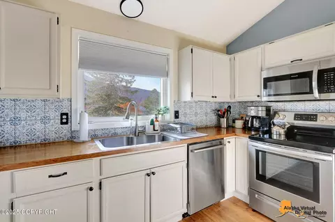 Kitchen - 18831 Sarichef Loop, Eagle River, AK 99577 photo 2 of 5