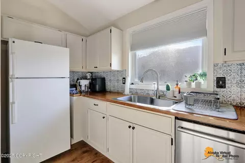 Kitchen - 18831 Sarichef Loop, Eagle River, AK 99577 photo 4 of 5