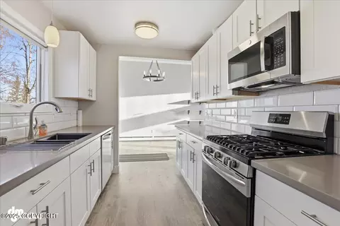 Kitchen - 910 Bench Ct, Anchorage, AK 99504 photo 3 of 3
