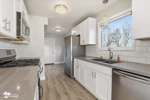 Kitchen - 910 Bench Ct, Anchorage, AK 99504 photo 2 of 3