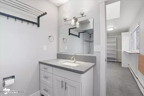Bath - 910 Bench Ct, Anchorage, AK 99504 photo 3 of 4