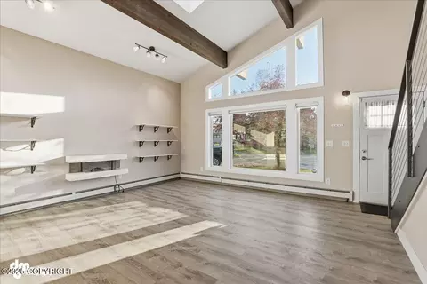 Living - 910 Bench Ct, Anchorage, AK 99504 photo 3 of 5