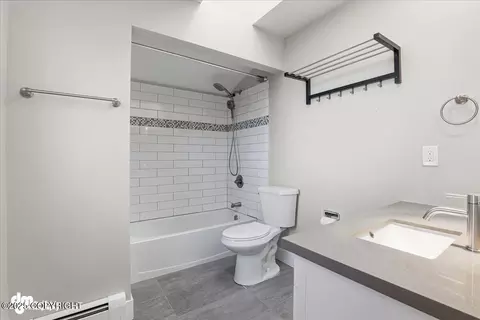 Bath - 910 Bench Ct, Anchorage, AK 99504 photo 2 of 4