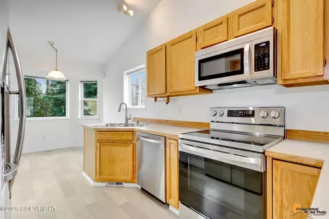 Kitchen - 19250 Babrof Dr, Eagle River, AK 99577 photo 1 of 2