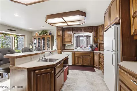 Kitchen - 18709 Whirlaway Rd, Eagle River, AK 99577 photo 4 of 5