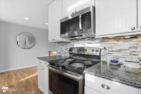 Kitchen - 4040 E 65th Ave, Anchorage, AK 99507 photo 4 of 6