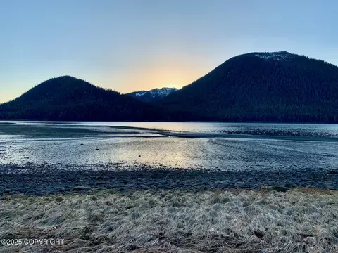 101 Somerset Ln, Petersburg, AK 99833