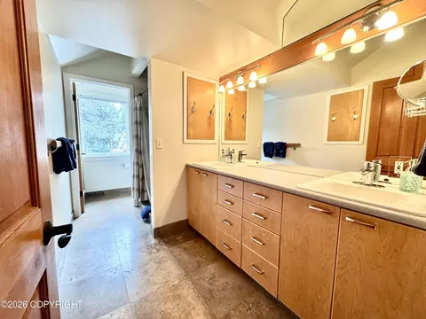 Bath - 260 Vail Dr, Girdwood, AK 99587 photo 2 of 5