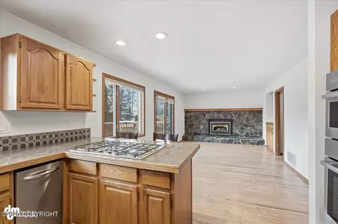10220 Silvertip Cir, Eagle River, AK 99577 photo 17