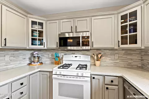 Kitchen - 12253 Keystone Pl, Eagle River, AK 99577 photo 2 of 3
