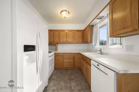 Kitchen - 7310 E 17th Ave, Anchorage, AK 99504 photo 1 of 4