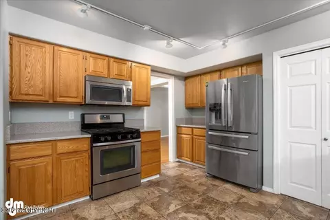 Kitchen - 19961 War Admiral Dr, Eagle River, AK 99577 photo 6 of 9