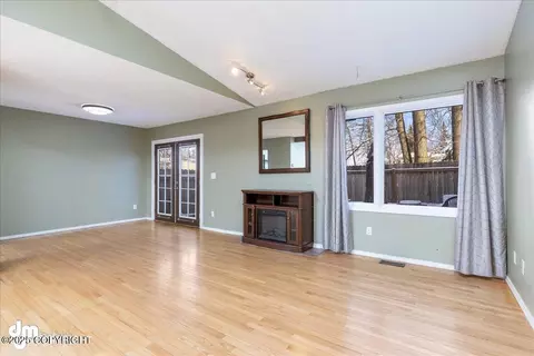 Living - 5501 E 34th Ave, Anchorage, AK 99504 photo 1 of 5