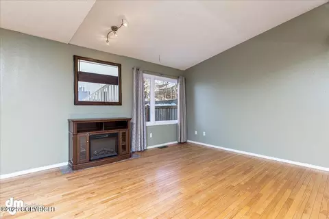 Living - 5501 E 34th Ave, Anchorage, AK 99504 photo 2 of 5