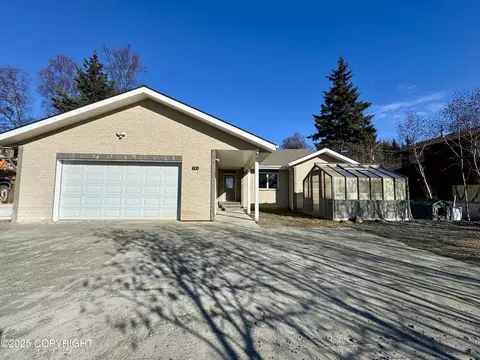 502 Rangeview Ave, Homer, AK 99603