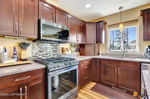 Kitchen - 13048 Ezi View Cir, Eagle River, AK 99577 photo 5 of 8