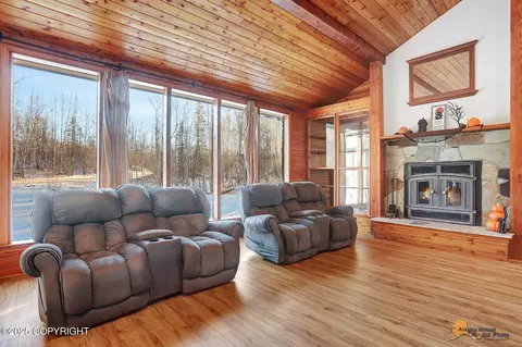 7400 N Mccarrey St, Palmer, AK 99645