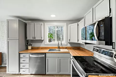 2524 N Willow Dr, Wasilla, AK 99654