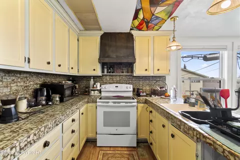 Kitchen - 2201 D St, Anchorage, AK 99503 photo 3 of 3