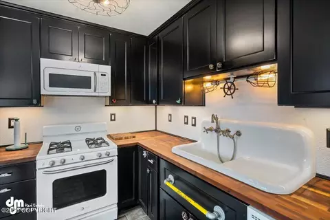 Kitchen - 31805 Eagle River Rd, Eagle River, AK 99577 photo 3 of 3