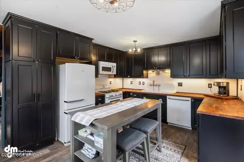 Kitchen - 31805 Eagle River Rd, Eagle River, AK 99577 photo 2 of 3