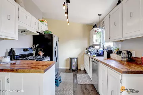 Kitchen - 21651 Bear View Pl, Chugiak, AK 99567 photo 1 of 3