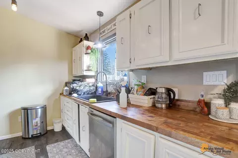 Kitchen - 21651 Bear View Pl, Chugiak, AK 99567 photo 2 of 3