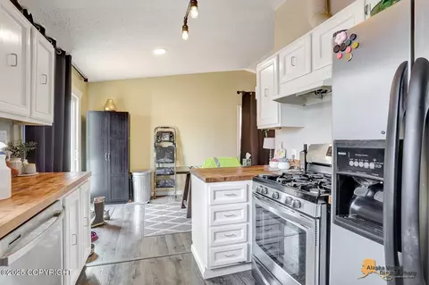 Kitchen - 21651 Bear View Pl, Chugiak, AK 99567 photo 3 of 3