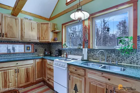 Kitchen - 14153 E Gliska St, Talkeetna, AK 99676 photo 2 of 3