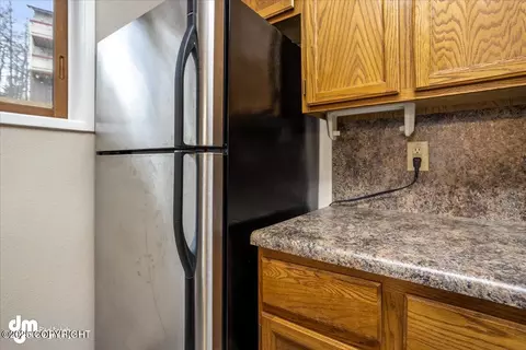 Kitchen - 5622 E 40th Ave, Anchorage, AK 99504 photo 2 of 5