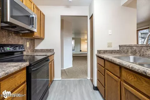 Kitchen - 5622 E 40th Ave, Anchorage, AK 99504 photo 3 of 5