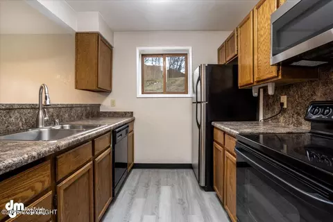 Kitchen - 5622 E 40th Ave, Anchorage, AK 99504 photo 1 of 5