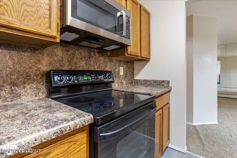 Kitchen - 5622 E 40th Ave, Anchorage, AK 99504 photo 4 of 5